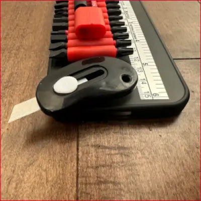 Multi-tool set with utility knife in Black Case for box cutter and screwdriver bits