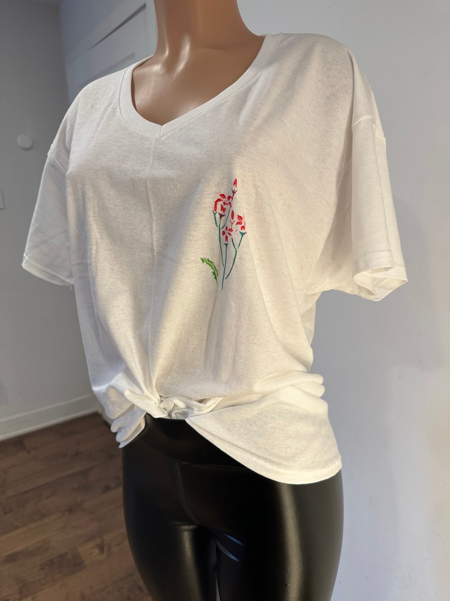 Handmade white V-neck cotton t-shirt with palm tree drawing and floral embroidery