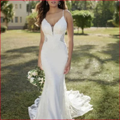 Elegant white backless sleeveless V-neck wedding dress bridal gown with long train