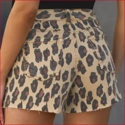 Leopard print shorts with frayed hemline for effortless style and trendy fashion